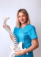 Fijzoterapeutka i model kręgosłupa